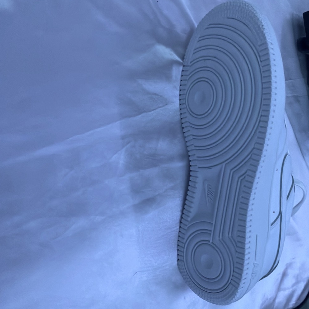 White airforces only worn once no creases no dirty marks just looks very new - Picture 3 of 3